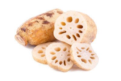 鲜藕片，在白色背景上分离