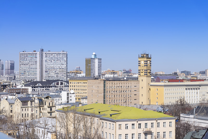 莫斯科城市景观，古老的历史城镇和城市摩天大楼(莫斯科国际商务中心背景)与阳光明媚的蓝天，莫斯科城市，