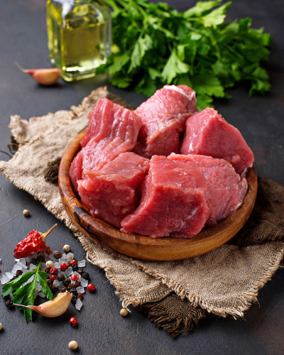 生剁碎的肉和香料在生锈的背景