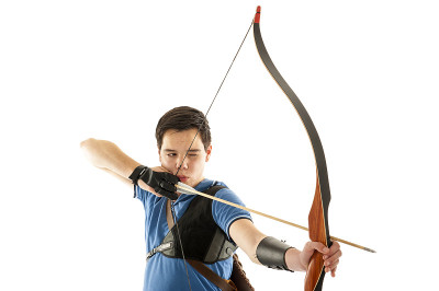 男孩用长弓射击