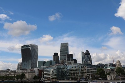 英国泰晤士河畔的现代伦敦城