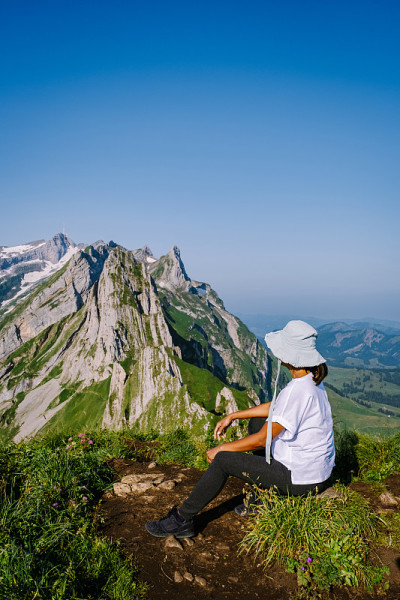 女子在山上徒步旅行，Schaefler Altenalptuerme山山脊瑞士阿尔卑斯山阿尔卑斯山阿