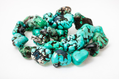 乱串的珠子从滚落染色的howlite