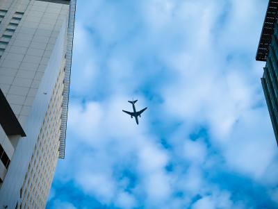 在大楼上空低空飞行的客机