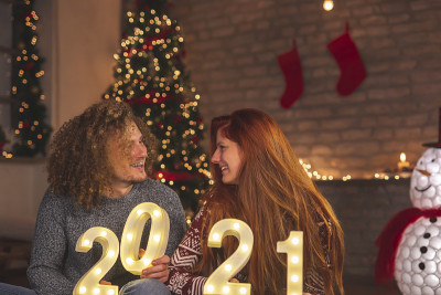 新年前夕，一对夫妇手持数字2021