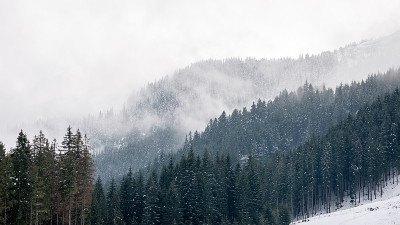 冬天的山顶上覆盖着雪