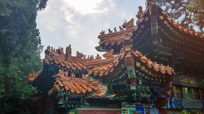 北京——近距离观察中国北京景山公园内一个巨大的亭子。这些建筑物的屋顶装饰得非常华丽