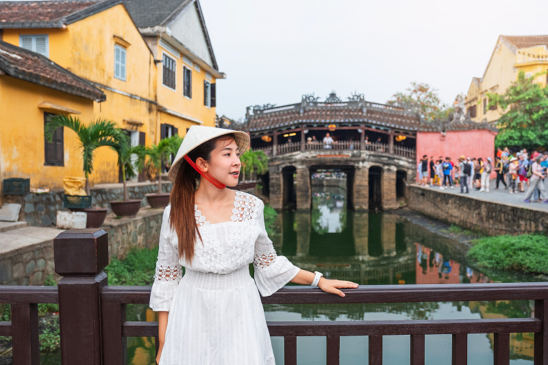 越南会安的日本盖桥旅行女郎