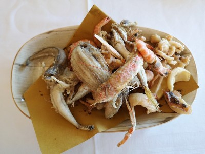炸鱼在盘子里