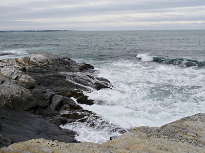 汹涌的波浪涌向岩石海岸