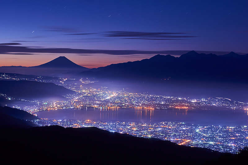 苏瓦湖上的富士山