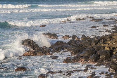海浪冲击着毛伊岛海岸