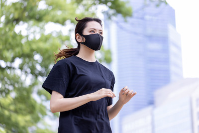 一个女人跑