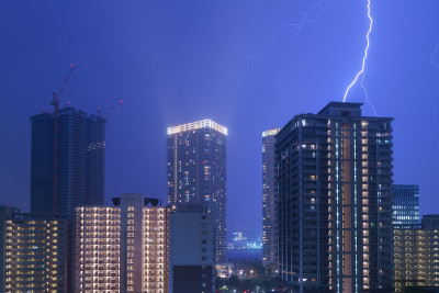 东京夜间有雷雨