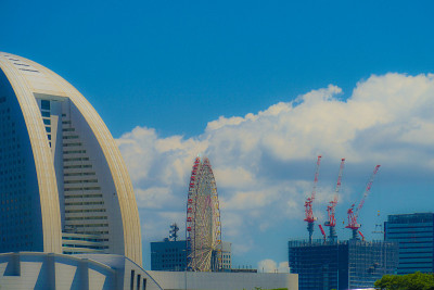 横滨县的共管公寓和办公室和夏季的天空
