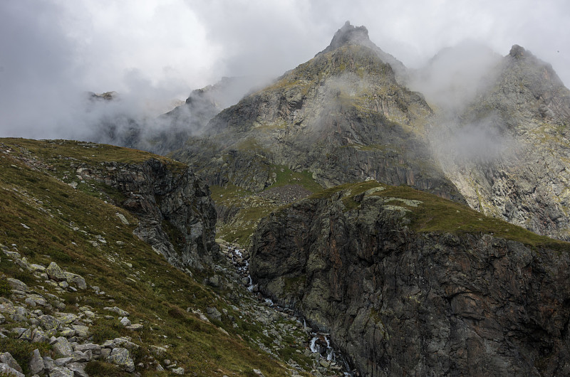 在蓬塔因德伦附近的蒙特罗莎山脉高地景观。Alagna Valsesia地区，意大利