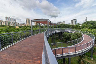空荡荡的木板路和地标性建筑