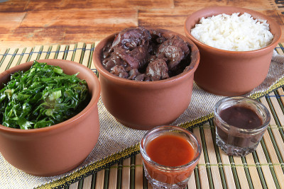 典型的巴西食物feijoada由豆类、猪肉、培根、香肠和卷心菜、米饭、沙拉、香料和胡椒制成。