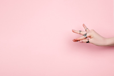 印度古典舞中女子的手。白种人女性手上戴着银戒指。冥想和自我疗愈的概念。