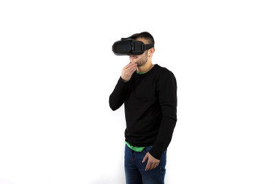 胡子，体贴和困惑的年轻人，漂亮和现代与vr眼镜享受虚拟现实模拟器
