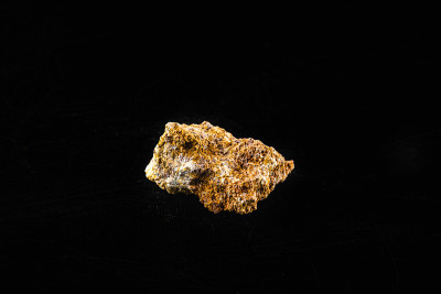 铝土矿，是一种天然的氧化铝混合物，丰富的沉积矿物，用于工业、矿产开采