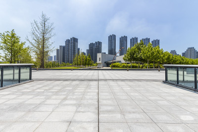 全景天际线和建筑物与空的混凝土广场地板
