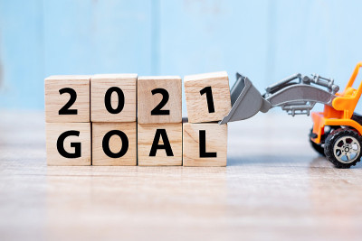 用微型卡车或建筑车辆实现2021年的目标立方体。新的开始，愿景，决心，目标，工业，仓库和新年快乐的概