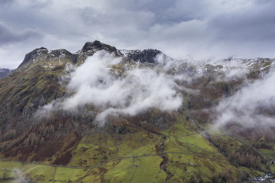 令人惊叹的无人机景观图像Langdale矛和山谷在冬季与戏剧性的低水平云和雾旋转