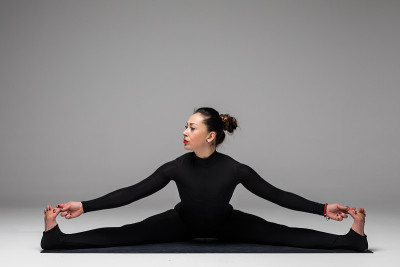 Hastapadasana。美丽的瑜伽女人练习瑜伽姿势