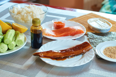 自制寿司卷准备。传统配料产品食品在家庭厨房桌上随时准备就绪。亚洲食物的背景。