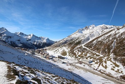 蒸汽轨迹，蓝天和雪，全景Hirschebensee，蒂罗尔，奥地利