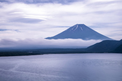 日本本须子湖富士山夏日阴天薄雾