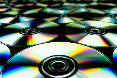 cd / dvd放在黑色的背景上，反光。
