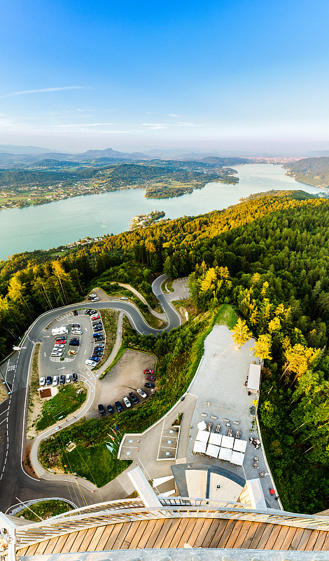 全景湖和山脉的Worthersee Karnten奥地利旅游景点