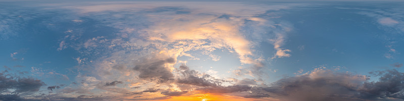 深蓝色日落天空全景与卷云。无缝hdr pano球形等矩形格式。完成天顶三维可视化，游戏和天空替换无人