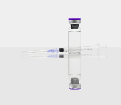 疫苗、白色背景上分离的注射器和安瓿，用于刺激产生抗体并提供对多种疾病的免疫力的物质，冠状病毒、冠状病