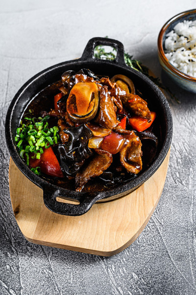 红烧牛肉配米饭。白色背景。俯视图