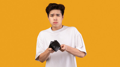 一个亚洲人展示他的空钱包的肖像