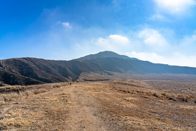 1月的草森里大草原，以峨眉山为背景