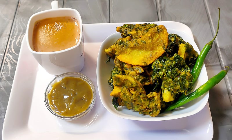 自制美味的Palak pakoda或pakora被称为菠菜馅饼，与番茄酱一起食用。印度最受欢迎的茶时