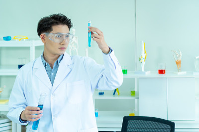 科学家们正在实验室里做实验
