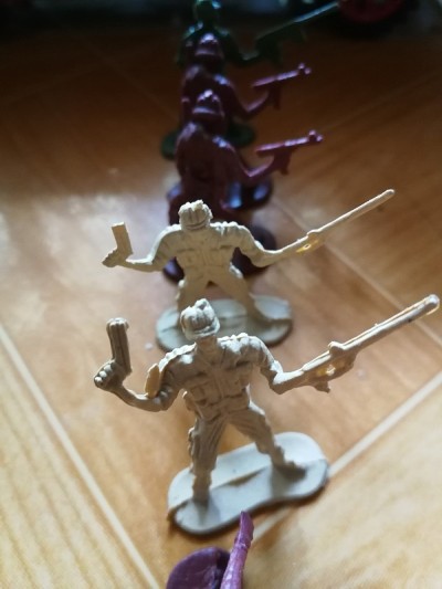 俯视图的玩具士兵在地板上。
