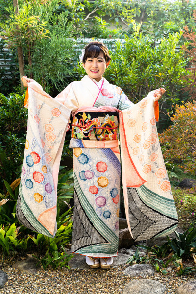 穿和服的妇女