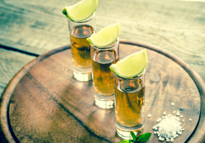 木板上放着几杯龙舌兰酒