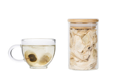 山楂籽茶。健康的饮酒。