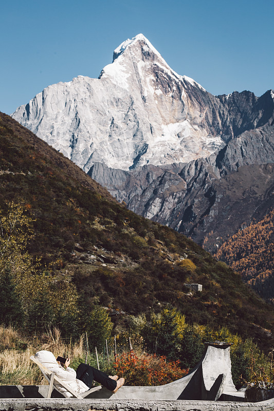 在雪山度假