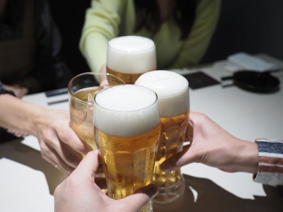 拿着一杯啤酒干杯的女人