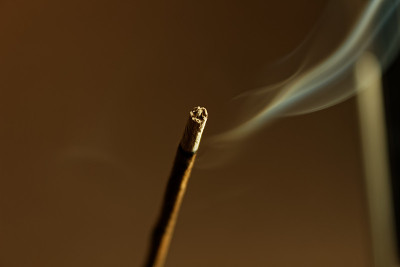 燃烧着的香熏着烟。芳香疗法