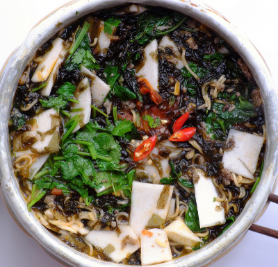 越南素食方便面，配以蘑菇，海草，香菜，罗勒，简单的非肉食配料
