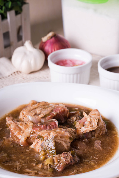 五花肉炖肝和醋酱也被称为lechon paksiw